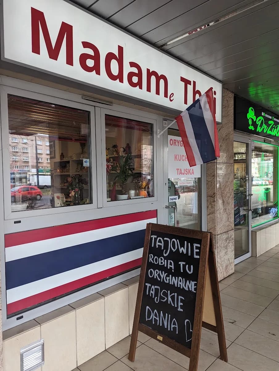 Witryna baru i sklepu tajskiego MADAMe Thai na Woli, al. Jana Pawła II 43A