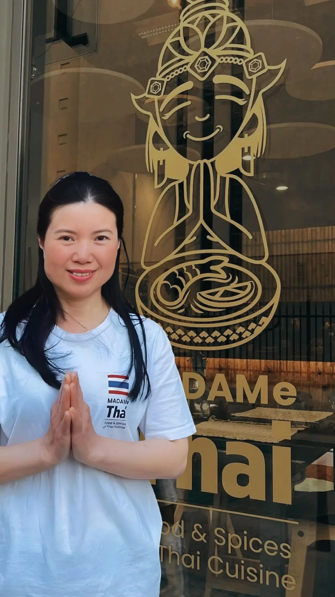 Właścicielka lokalu MADAMe Thai witająca gości